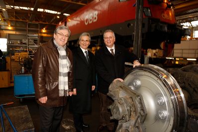 Bundeskanzler Werner Faymann (m.) bei &Ouml;BB Technical Service in Villach am 30.12.2008. B&uuml;rgermeister Helmut Manzenreiter (l.) und LHStv Reinhard Rohr (r.).