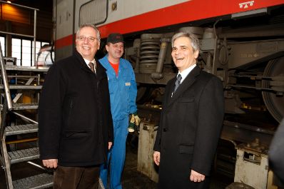 Bundeskanzler Werner Faymann (r.) zu Besuch bei &Ouml;BB Technical Service in Villach am 30.12.2008. LHStv Reinhard Rohr (l.).