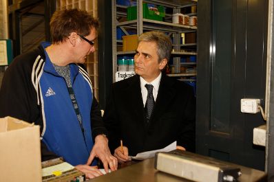 Bundeskanzler Werner Faymann zu Besuch bei &Ouml;BB Technical Service in Villach am 30.12.2008.