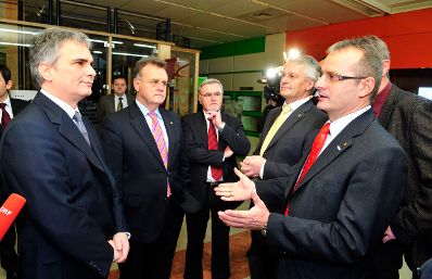 Bundeskanzler Werner Faymann (l.) gemeinsam mit Burgenlands Landeshauptmann Hans Niessl (2.v.l.) am 25. Dezember 2008 auf Weihnachtsbesuch im Krankenhaus Oberwart.
