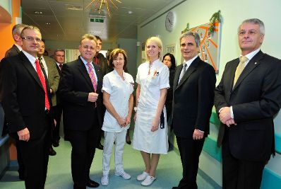 Bundeskanzler Werner Faymann (2.v.r.) gemeinsam mit Burgenlands Landeshauptmann Hans Niessl (2.v.l.) am 25. Dezember 2008 auf Weihnachtsbesuch im Krankenhaus Oberwart.