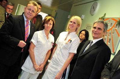 Bundeskanzler Werner Faymann (r.) gemeinsam mit Burgenlands Landeshauptmann Hans Niessl (l.) am 25. Dezember 2008 auf Weihnachtsbesuch im Krankenhaus Oberwart.