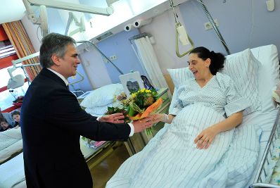 Bundeskanzler Werner Faymann (l.) gemeinsam mit Burgenlands Landeshauptmann Hans Niessl am 25. Dezember 2008 auf Weihnachtsbesuch im Krankenhaus Oberwart.