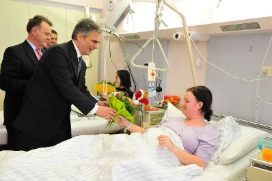Bundeskanzler Werner Faymann (2.v.l.) gemeinsam mit Burgenlands Landeshauptmann Hans Niessl (l.) am 25. Dezember 2008 auf Weihnachtsbesuch im Krankenhaus Oberwart.
