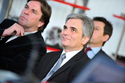 Am 13. Dezember 2008 besuchte Bundeskanzler Werner Faymann (r.) in Begleitung von Landeshauptmann Franz Voves (l.) und Magna-Vorstandsmitglied Hubert H&ouml;dl das Magna Powertrain AG &amp; Co. KG Werk im steirischen Lannach.