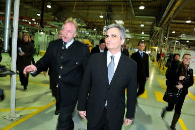 Am 13. Dezember 2008 besuchte Bundeskanzler Werner Faymann (r.) in Begleitung von Landeshauptmann Franz Voves und Magna-Vorstandsmitglied Hubert H&ouml;dl das Magna Powertrain AG &amp; Co. KG Werk im steirischen Lannach.