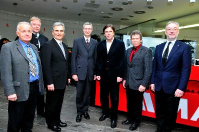 Am 13. Dezember 2008 besuchte Bundeskanzler Werner Faymann (3.v.l.) in Begleitung von Landeshauptmann Franz Voves (3.v.r.) und Magna-Vorstandsmitglied Hubert H&ouml;dl (m.) das Magna Powertrain AG &amp; Co. KG Werk im steirischen Lannach.