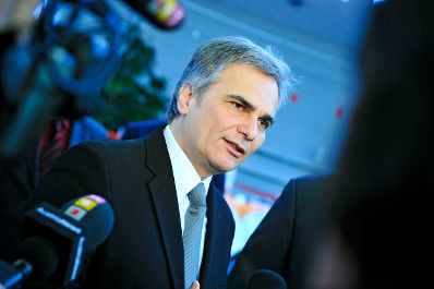 Am 13. Dezember 2008 besuchte Bundeskanzler Werner Faymann (im Bild) in Begleitung von Landeshauptmann Franz Voves und Magna-Vorstandsmitglied Hubert H&ouml;dl das Magna Powertrain AG &amp; Co. KG Werk im steirischen Lannach.
