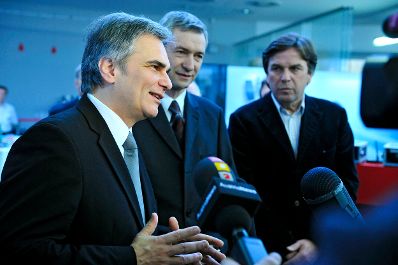 Am 13. Dezember 2008 besuchte Bundeskanzler Werner Faymann (l.) in Begleitung von Landeshauptmann Franz Voves (r.) und Magna-Vorstandsmitglied Hubert H&ouml;dl (m.) das Magna Powertrain AG &amp; Co. KG Werk im steirischen Lannach.