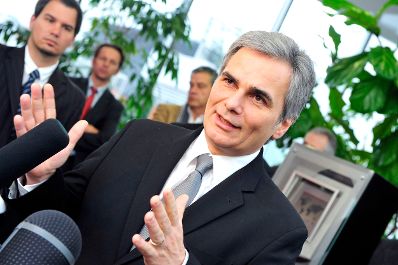 Am 13. Dezember 2008 besuchte Bundeskanzler Werner Faymann (im Bild) in Begleitung von Landeshauptmann Franz Voves und Magna-Vorstandsmitglied Hubert H&ouml;dl das Magna Powertrain AG &amp; Co. KG Werk im steirischen Lannach.