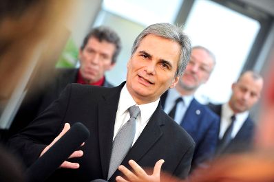 Am 13. Dezember 2008 besuchte Bundeskanzler Werner Faymann (im Bild) in Begleitung von Landeshauptmann Franz Voves und Magna-Vorstandsmitglied Hubert H&ouml;dl das Magna Powertrain AG &amp; Co. KG Werk im steirischen Lannach.