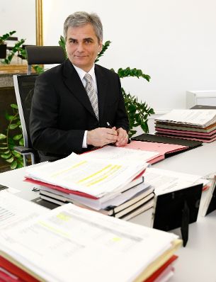 Bundeskanzler Werner Faymann am Arbeitsplatz.