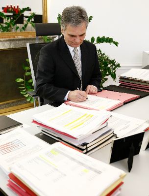 Bundeskanzler Werner Faymann am Arbeitsplatz.