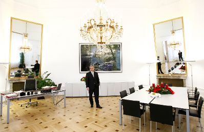 Bundeskanzler Werner Faymann am Arbeitsplatz.