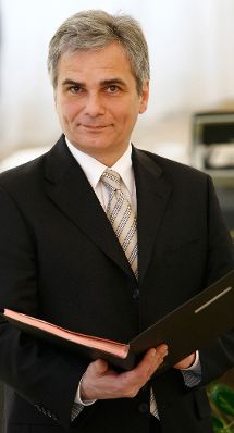 Bundeskanzler Werner Faymann am Arbeitsplatz.