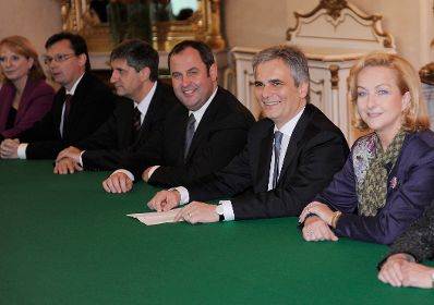 Am 02. Dezember 2008 wurde die neue Bundesregierung von Bundespr&auml;sident Heinz Fischer in der Pr&auml;sidentschaftskanzlei angelobt. Im Anschluss daran fand der konstituierende Ministerrat im Bundeskanzleramt statt. (v.l.n.r.) Bundesministerin Doris Bures, Bundesminister Norbert Darabosch, Bundesminister Michael Spindelegger, Vizekanzler Josef Pr&ouml;ll, Bundeskanzler Werner Faymann, Bundesministerin Maria Fekter