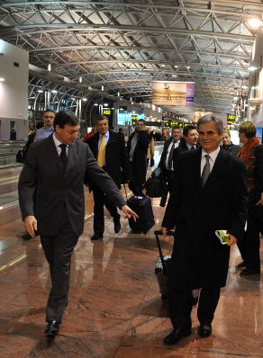 Mittwoch Abend, den 10. Dezember 2008 traf &Ouml;sterreichs Bundeskanzler Werner Faymann (R) in Br&uuml;ssel, Belgien zur Wintertagung des Europ&auml;ischen Rates der EU-Staats- und Regierungschefs und Au&szlig;enminister am Flughafen Br&uuml;ssel ein. Links im Bild der st&auml;ndige Vertreter &Ouml;sterreichs bei der EU, Dietmar Schweisgut.