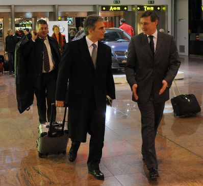 Mittwoch Abend, den 10. Dezember 2008 traf &Ouml;sterreichs Bundeskanzler Werner Faymann (L) in Br&uuml;ssel, Belgien zur Wintertagung des Europ&auml;ischen Rates der EU-Staats- und Regierungschefs und Au&szlig;enminister am Flughafen Br&uuml;ssel ein. Rechts im Bild der st&auml;ndige Vertreter &Ouml;sterreichs bei der EU, Dietmar Schweisgut.
