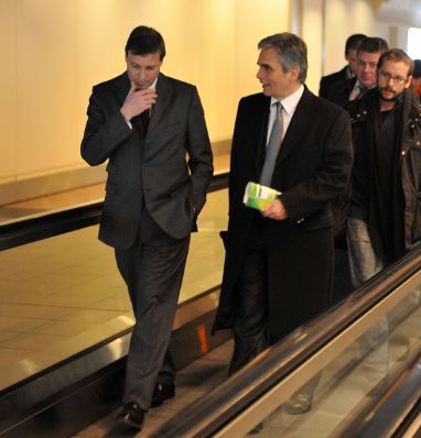 Mittwoch Abend, den 10. Dezember 2008 traf &Ouml;sterreichs Bundeskanzler Werner Faymann (R) in Br&uuml;ssel, Belgien zur Wintertagung des Europ&auml;ischen Rates der EU-Staats- und Regierungschefs und Au&szlig;enminister am Flughafen Br&uuml;ssel ein. Links im Bild der st&auml;ndige Vertreter &Ouml;sterreichs bei der EU, Dietmar Schweisgut.