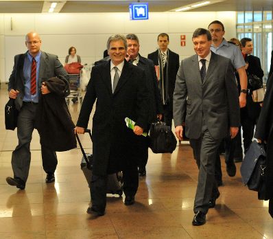 Mittwoch Abend, den 10. Dezember 2008 traf &Ouml;sterreichs Bundeskanzler Werner Faymann (M) in Br&uuml;ssel, Belgien zur Wintertagung des Europ&auml;ischen Rates der EU-Staats- und Regierungschefs und Au&szlig;enminister am Flughafen Br&uuml;ssel ein. Rechts im Bild der st&auml;ndige Vertreter &Ouml;sterreichs bei der EU, Dietmar Schweisgut.