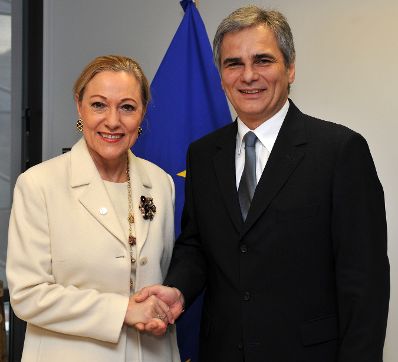 Donnerstag, den 11. Dezember 2008 traf &Ouml;sterreichs Bundeskanzler Werner Faymann (R) in Br&uuml;ssel, Belgien im Vorfeld der Wintertagung des Europ&auml;ischen Rates der EU-Staats- und Regierungschefs und Au&szlig;enminister mit EU-Au&szlig;enkommissarin Benita Ferrero-Waldner (L) zu politischen Gespr&auml;chen zusammen.