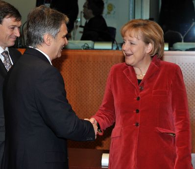 Donnerstag, den 11. Dezember 2008 begann in Br&uuml;ssel, Belgien die Wintertagung des Europ&auml;ischen Rates der EU-Staats- und Regierungschefs und Au&szlig;enminister. Im Bild &Ouml;sterreichs Bundeskanzler Werner Faymann (L) mit der deutschen Bundeskanzlerin Angela Merkel (R).