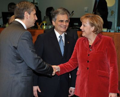 Donnerstag, den 11. Dezember 2008 begann in Br&uuml;ssel, Belgien die Wintertagung des Europ&auml;ischen Rates der EU-Staats- und Regierungschefs und Au&szlig;enminister. Im Bild &Ouml;sterreichs Bundeskanzler Werner Faymann (M) und Au&szlig;enminister Michael Spindelegger (L) mit der deutschen Bundeskanzlerin Angela Merkel (R).
