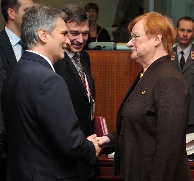 Donnerstag, den 11. Dezember 2008 begann in Br&uuml;ssel, Belgien die Wintertagung des Europ&auml;ischen Rates der EU-Staats- und Regierungschefs und Au&szlig;enminister. Im Bild &Ouml;sterreichs Bundeskanzler Werner Faymann (L) und die finnische Staatspr&auml;sidentin Tarja Halonen (R).