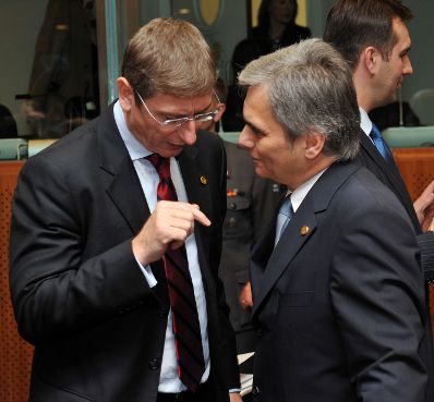 Donnerstag, den 11. Dezember 2008 begann in Br&uuml;ssel, Belgien die Wintertagung des Europ&auml;ischen Rates der EU-Staats- und Regierungschefs und Au&szlig;enminister. Im Bild &Ouml;sterreichs Bundeskanzler Werner Faymann (R) und der ungarische Premierminister Ferenc Gyurcs&aacute;ny (L).