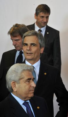 Donnerstag, den 11. Dezember 2008 begann in Br&uuml;ssel, Belgien die Wintertagung des Europ&auml;ischen Rates der EU-Staats- und Regierungschefs und Au&szlig;enminister. Im Bild (v. Vorne n. Hinten) Cyperns Pr&auml;sident Dimitris Christofias, &Ouml;sterreichs Bundeskanzler Werner Faymann, Frankreichs Au&szlig;enminister Bernard Kouchner, &Ouml;sterreichs Au&szlig;enminister Michael Spindelegger beim traditionellen Familienfoto.
