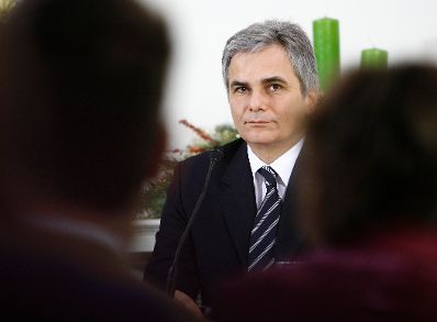 Bundeskanzler Werner Faymann beim Pressefoyer nach dem Ministerrat am 23. Dezember 2008 im Bundeskanzleramt.