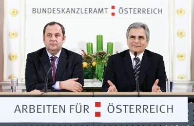 Bundeskanzler Werner Faymann (r.) und Finanzminister Josef Pr&ouml;ll (l.) beim Pressefoyer nach dem Ministerrat am 23. Dezember 2008 im Bundeskanzleramt.