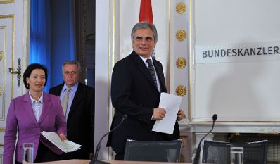 Freitag, den 4. Dezember 2009 pr&auml;sentierten Bundeskanzler Werner Faymann (R), Sozialminister Rudolf Hundstorfer (M) und Frauenministerin Gabriele Heinisch-Hosek (L) im Bundeskanzleramt in Wien im Rahmen einer Pressekonferenz ein Arbeitsmarkt- und Qualifizierungspaket 2010.