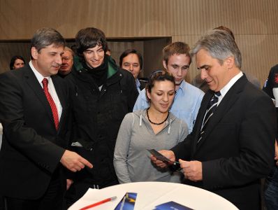 Montag, den 23. November 2009 fand an der Fachhochschule in St. P&ouml;lten, Nieder&ouml;sterreich die Auftaktveranstaltung &quot;'EUROPA-DIALOG&quot; mit Bundeskanzler Werner Faymann (R) und Au&szlig;enminister Michael Spindelegger (L) (im Bild mit Besuchern Veranstaltung) statt.