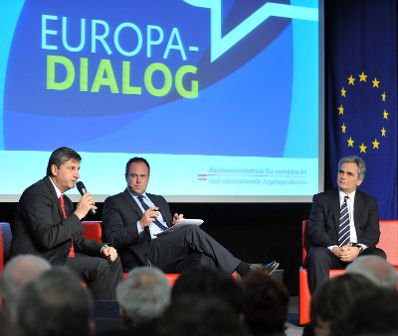 Montag, den 23. November 2009 fand an der Fachhochschule in St. P&ouml;lten, Nieder&ouml;sterreich die Auftaktveranstaltung &quot;'EUROPA-DIALOG&quot; mit Bundeskanzler Werner Faymann (R) und Au&szlig;enminister Michael Spindelegger (L) statt. In der Bildmitte der Moderator, ORF-N&Ouml; Chefredakteuer Richard Grasl.