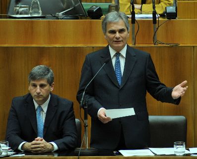 Am 18. November 2009 beantwortete Bundeskanzler Werner Faymann (r.) bei der Nationalratssitzung im Parlament eine Dringliche Anfrage zum Thema Besetzung der Positionen des EU-Ratspr&auml;sidenten und Hohen Vertreters. Im Bild mit Au&szlig;enminister Michael Spindelegger (l.).