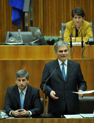 Am 18. November 2009 beantwortete Bundeskanzler Werner Faymann (r.) bei der Nationalratssitzung im Parlament eine Dringliche Anfrage zum Thema Besetzung der Positionen des EU-Ratspr&auml;sidenten und Hohen Vertreters. Im Bild mit Au&szlig;enminister Michael Spindelegger (l.) und Parlamentspr&auml;sidentin Barbara Prammer (r.).