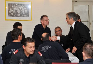 Am Christtag, Freitag, den 25. Dezember 2009 besuchte Bundeskanzler Werner Faymann die Zentralwache der Wiener Feuerwehr am Hof um den symbolischen Dank und Anerkennung f&uuml;r den Dienst an der Allgemeinheit zu Weihnachten zum Ausdruck zu bringen.