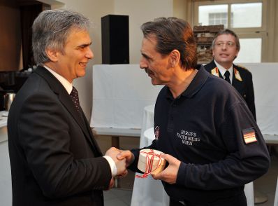 Am Christtag, Freitag, den 25. Dezember 2009 besuchte Bundeskanzler Werner Faymann die Zentralwache der Wiener Feuerwehr am Hof um den symbolischen Dank und Anerkennung f&uuml;r den Dienst an der Allgemeinheit zu Weihnachten zum Ausdruck zu bringen. Im Bild Bundeskanzler Faymann (L) bei der &Uuml;berreichung einer von 100 Torten als Weihnachtsgeschenk an die diensthabenden Feuerwehrleute an den Personalvertreter Hans Pfaffelmayer (R).