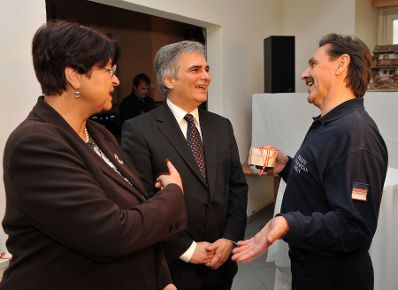Am Christtag, Freitag, den 25. Dezember 2009 besuchte Bundeskanzler Werner Faymann die Zentralwache der Wiener Feuerwehr am Hof um den symbolischen Dank und Anerkennung f&uuml;r den Dienst an der Allgemeinheit zu Weihnachten zum Ausdruck zu bringen. Im Bild Bundeskanzler Faymann (M) bei der &Uuml;berreichung einer von 100 Torten als Weihnachtsgeschenk an die diensthabenden Feuerwehrleute an den Personalvertreter Hans Pfaffelmayer (R). Links Wiens Vizeb&uuml;rgermeisterin Renate Brauner.