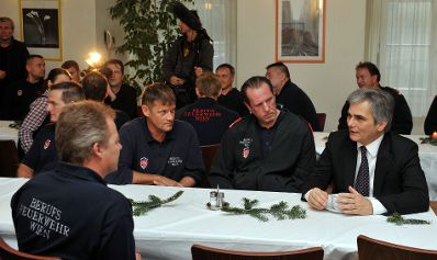 Am Christtag, Freitag, den 25. Dezember 2009 besuchte Bundeskanzler Werner Faymann (R) die Zentralwache der Wiener Feuerwehr am Hof um den symbolischen Dank und Anerkennung f&uuml;r den Dienst an der Allgemeinheit zu Weihnachten zum Ausdruck zu bringen.