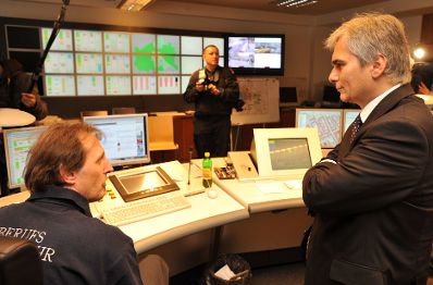 Am Christtag, Freitag, den 25. Dezember 2009 besuchte Bundeskanzler Werner Faymann (R) die Leitstelle in der Zentralwache der Wiener Feuerwehr am Hof um den symbolischen Dank und Anerkennung f&uuml;r den Dienst an der Allgemeinheit zu Weihnachten zum Ausdruck zu bringen.