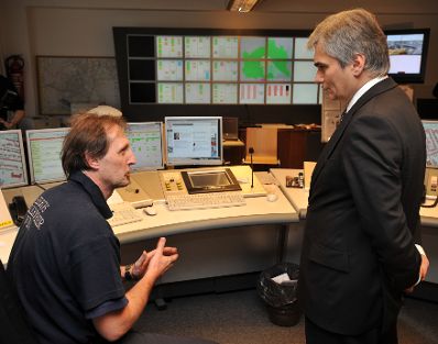 Am Christtag, Freitag, den 25. Dezember 2009 besuchte Bundeskanzler Werner Faymann (R) die Leitstelle in der Zentralwache der Wiener Feuerwehr am Hof um den symbolischen Dank und Anerkennung f&uuml;r den Dienst an der Allgemeinheit zu Weihnachten zum Ausdruck zu bringen.