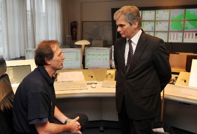 Am Christtag, Freitag, den 25. Dezember 2009 besuchte Bundeskanzler Werner Faymann (R) die Leitstelle in der Zentralwache der Wiener Feuerwehr am Hof um den symbolischen Dank und Anerkennung f&uuml;r den Dienst an der Allgemeinheit zu Weihnachten zum Ausdruck zu bringen.