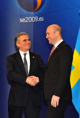 Donnerstag, den 19. November 2009 fand in Br&uuml;ssel, Belgien das informelle Gipfeltreffen des Europ&auml;ischen Rates der EU-Staats- und Regierungschefs zur Bestellung des EU-Ratspr&auml;sidenten und des Hohen Vertreters statt. Im Bild Bundeskanzler Werner Faymann (L) bei der Begr&uuml;&szlig;ung durch den amtierenden EU-Ratspr&auml;sidenten, Schwedens Premierminister Fredrik Reinfeldt (R).