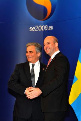 Donnerstag, den 19. November 2009 fand in Br&uuml;ssel, Belgien das informelle Gipfeltreffen des Europ&auml;ischen Rates der EU-Staats- und Regierungschefs zur Bestellung des EU-Ratspr&auml;sidenten und des Hohen Vertreters statt. Im Bild Bundeskanzler Werner Faymann (R) bei der Begr&uuml;&szlig;ung durch den amtierenden EU-Ratspr&auml;sidenten, Schwedens Premierminister Fredrik Reinfeldt (L).