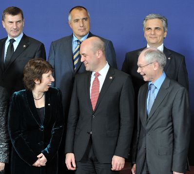 Donnerstag, den 19. November 2009 fand in Br&uuml;ssel, Belgien das informelle Gipfeltreffen des Europ&auml;ischen Rates der EU-Staats- und Regierungschefs zur Bestellung des EU-Ratspr&auml;sidenten und des Hohen Vertreters statt. Im Bild (v.L.n.R. 1.Reihe) die neue Hohe Repr&auml;sentantin (EU-Au&szlig;enminister) Catherine Ashton, der amtierende EU-Ratspr&auml;sident, Schwedens Premierminister Fredrik Reinfeldt und der neue EU-Ratspr&auml;sident, Belgiens Premierminister Herman Van Rompuy. (2.Reihe R) Bundeskanzler Werner Faymann.