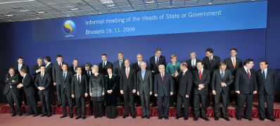 Donnerstag, den 19. November 2009 fand in Br&uuml;ssel, Belgien das informelle Gipfeltreffen des Europ&auml;ischen Rates der EU-Staats- und Regierungschefs zur Bestellung des EU-Ratspr&auml;sidenten und des Hohen Vertreters statt. Im Bild die Teilnehmer beim Gruppenfoto mit der neuen Hohen Repr&auml;sentantin (EU-Au&szlig;enministerin) Catherine Ashton, dem amtierenden EU-Ratspr&auml;sidenten, Schwedens Premierminister Fredrik Reinfeldt und dem neuen EU-Ratspr&auml;sidenten, Belgiens Premierminister Herman Van Rompuy und u.a. &Ouml;sterreichs Bundeskanzler Werner Faymann.