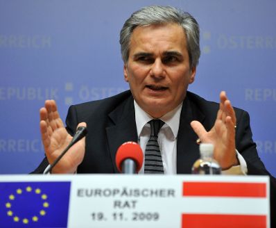 Donnerstag, den 19. November 2009 fand in Br&uuml;ssel, Belgien das informelle Gipfeltreffen des Europ&auml;ischen Rates der EU-Staats- und Regierungschefs zur Bestellung des EU-Ratspr&auml;sidenten und des Hohen Vertreters statt. Im Bild &Ouml;sterreichs Bundeskanzler Werner Faymann bei der Pressekonferenz.