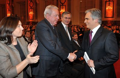 Dienstag, den 2. Dezember 2009, hielt der Bundeskanzler in der Wiener Hofburg die Grundsatzrede &quot;&Ouml;sterreich Gemeinsam&quot; aus Anlass des ersten Jahrestags der Bundesregierung. Im Bild (v.L.n.R.) Martina Faymann, Altkanzler Franz Vranitzky, Gesundheitsminister Alois St&ouml;ger, Bundeskanzler Werner Faymann.
